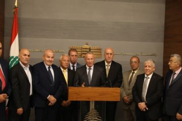 سلام بحث مع روكز أوضاع العسكريين والمعاشات وستقبل وفدا من مركز دبي التجاري سلام بحث مع روكز أوضاع العسكريين والمعاشات وستقبل وفدا من مركز دبي التجاري