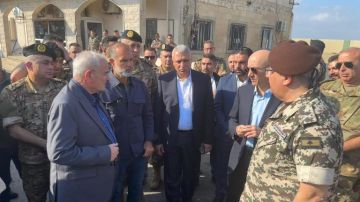 وزير الدفاع يبدأ جولة على المعابر الحدودية في الشمال لمتابعة إجراءات مغادرة اللاجئين السوريين وزير الدفاع يبدأ جولة على المعابر الحدودية في الشمال لمتابعة إجراءات مغادرة اللاجئين السوريين