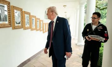 ترامب يستبدل صورة بايدن بآلة توقيع! ترامب يستبدل صورة بايدن بآلة توقيع!