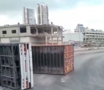اليازا تحذر من سقوط كونتينر في مرفأ بيروت وتدعو لاتخاذ إجراءات سلامة عاجلة