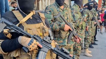 تسليم سلاح فلسطيني الى الجيش في عين الحلوة والبداوي