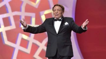 عادل إمام في العمرة على كرسي متحرك (صورة) عادل إمام في العمرة على كرسي متحرك (صورة)