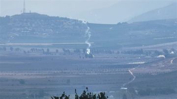 قنابل مضيئة بين بنت جبيل وعيترون