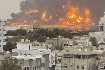 العدو الصهيوني يشن عدوانا بغارات عدة على ميناء الحديدة غربي اليمن العدو الصهيوني يشن عدوانا بغارات عدة على ميناء الحديدة غربي اليمن