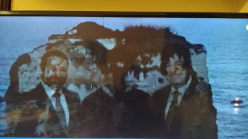 اضاءة صخرة الروشة بصورة السيد نصرالله والرئيس رفيق الحريري ونجله الرئيس سعد الحريري اضاءة صخرة الروشة بصورة السيد نصرالله والرئيس رفيق الحريري ونجله الرئيس سعد الحريري