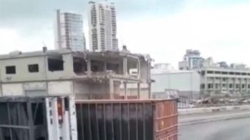 سقوط كونتينر في مرفأ بيروت واليازا أطلقت نداء عاجلا: لإجراءات فورية تضمن السلامة المرورية