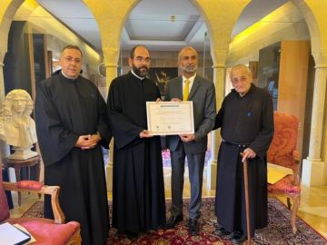 الأب إيليا تسلم شهادة شكر وتقدير عن جهوده في تعزيز ثقافة الحوار والأخوة الإنسانية