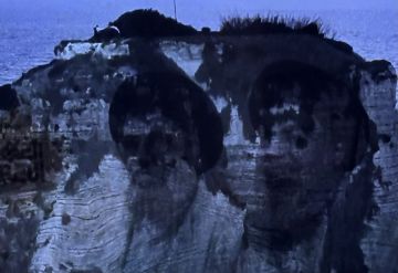 إضاءة صخرة الروشة في بيروت بصورة الشهيدين السيدين حسن نصر الله وهاشم صفي الدين