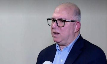 وزير العمل: لم نطلع على خطة الجيش أما بيان الحكومة فسندرسه لاحقا وهو يتضمن نقاطا إيجابية وزير العمل: لم نطلع على خطة الجيش أما بيان الحكومة فسندرسه لاحقا وهو يتضمن نقاطا إيجابية