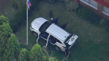 سيارة تقتحم بوابة القنصلية الروسية في سيدني الأوسترالية سيارة تقتحم بوابة القنصلية الروسية في سيدني الأوسترالية