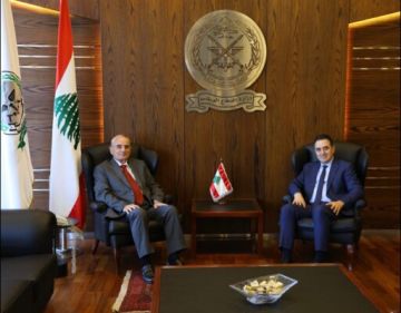 وزير الدفاع عرض مع رازي الحاج في الأوضاع السياسية والاجتماعية
