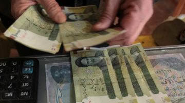 بعد إعادة العقوبات.. العملة الإيرانية تتراجع إلى أدنى مستوى