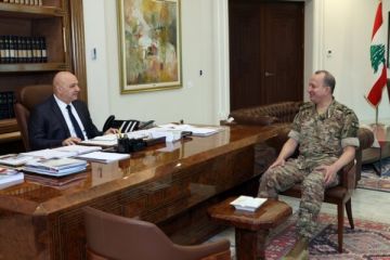 الرئيس عون عرض مع قائد الجيش الأوضاع الأمنية في البلاد واطلع منه على تفاصيل الاعتداءات الإسرائيلية أمس الرئيس عون عرض مع قائد الجيش الأوضاع الأمنية في البلاد واطلع منه على تفاصيل الاعتداءات الإسرائيلية أمس