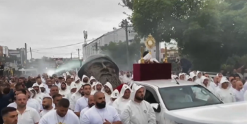 مسيرة إيمانية قبيل تثبيت أكبر تمثال برونزي لوجه القديس شربل على واجهة دير مار شربل في سيدني مسيرة إيمانية قبيل تثبيت أكبر تمثال برونزي لوجه القديس شربل على واجهة دير مار شربل في سيدني