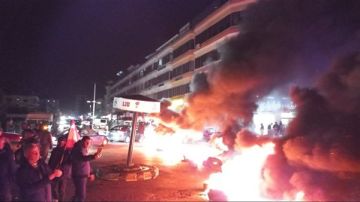 إقفال طريق مفرق العباسية - صور بالإطارات المشتعلة من قبل العسكريين المتقاعدين