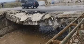 انهيار جديد في جسر العريضة الحدودي بين لبنان وسوريا المتضرر منذ العاصفة الماضية انهيار جديد في جسر العريضة الحدودي بين لبنان وسوريا المتضرر منذ العاصفة الماضية