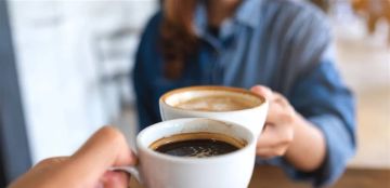 هل يؤثر الكافيين على التهاب الأمعاء والقولون؟