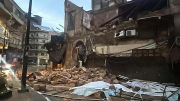 بالصور: انهيار مبنى قديم جراء الأمطار