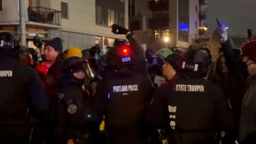 بالفيديو: فوضى على الأرض.. وانتشار شرطة مكافحة الشغب