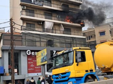 حريق في مبنى على أوتوستراد صربا والدفاع المدني يعمل على إخماده