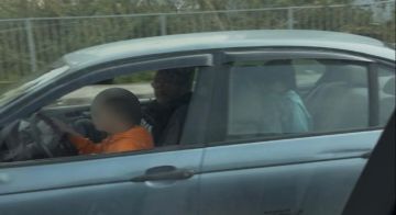 طفل دون العاشرة يقود سيارة على الأوتوستراد تصرف متهور يهدد سلامة الجميع! (فيديو)