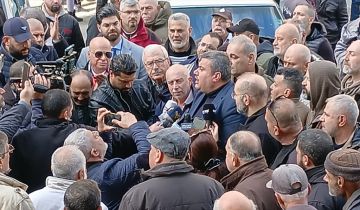 موظفو القطاع العام والمتقاعدون يقطعون الطرق احتجاجا على الظلم المالي والاجتماعي موظفو القطاع العام والمتقاعدون يقطعون الطرق احتجاجا على الظلم المالي والاجتماعي