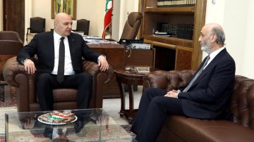 زيارات الرياشي إلى بعبدا أثمرت: اتصال مطول بين عون وجعجع وتوافق على عدم التصادم