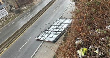 سقوط لوحة إعلانية على أوتوستراد البترون بسبب سرعة الرياح