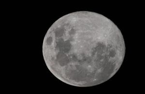 لماذا سطح القمر غير متناظر؟ لماذا سطح القمر غير متناظر؟