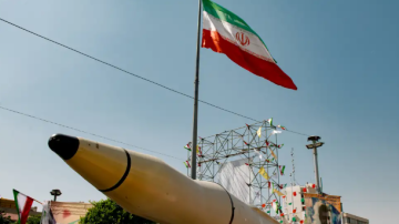 إيران تفكك شبكة تهريب أسلحة وتؤكد جاهزيتها للدفاع