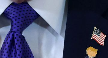 دبوس Happy Trump يخطف الأضواء داخل البيت الأبيض