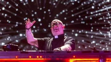 حين يخاف الإيمان من الكاهن الـ DJ من يملك حق المنع؟ حين يخاف الإيمان من الكاهن الـ DJ من يملك حق المنع؟