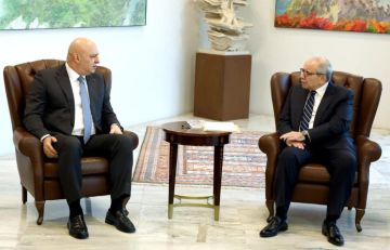 خلوة بين الرئيسين عون وسلام قبيل اجتماع مجلس الوزراء خلوة بين الرئيسين عون وسلام قبيل اجتماع مجلس الوزراء