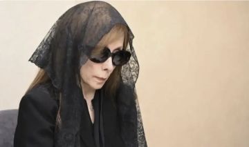 فيروز تتقبل التعازي بنجلها في بكفيا