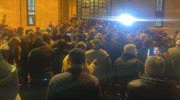 المتظاهرون وصلوا إلى المدخل الرئيسي لمجلس النواب في ساحة النجمة- وسط بيروت