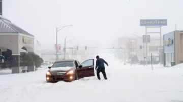 عاصفة شتوية قوية تضرب وسط الولايات المتحدة بالثلوج والأمطار المتجمدة وترامب يعلن حال الطوارئ في 12 ولاية