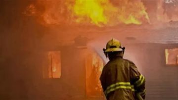 في منطقة لبنانية: حريق يودي بحياة رجل داخل منزله