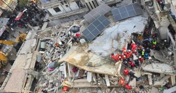 الوصول الى الفتى المفقود تحت الانقاض... وتزويده بالأوكسيجين