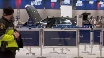 بالفيديو: سيارة اقتحمت المطار... وإصابات