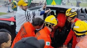 بالفيديو: صاعقة تطيح بمتظاهرين... وحالات خطرة!