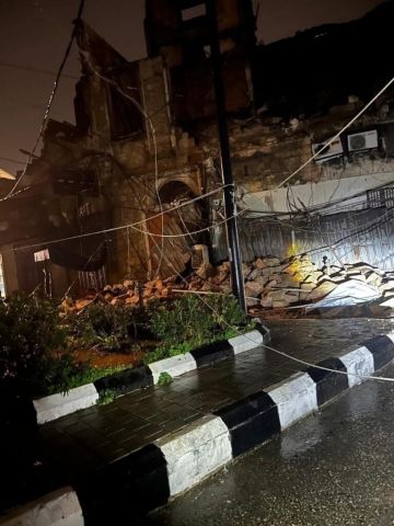 انهيار مبنى قديم جراء الأمطار