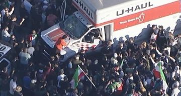 بالفيديو: شاحنة تدهس متظاهرين ضد النظام الإيراني بالفيديو: شاحنة تدهس متظاهرين ضد النظام الإيراني