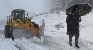 عاصفة شتوية تضرب لبنان: الثلوج تكسو الجبال وإقفال طرق وتحذيرات للمواطنين
