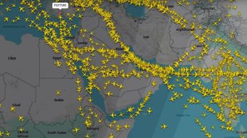 صورة تظهر خلو المجال الجوي الإيراني من حركة الطيران صورة تظهر خلو المجال الجوي الإيراني من حركة الطيران