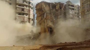 بالفيديو: انهيار مبنى متضرر من الحرب