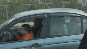 بالفيديو: مشهد صادم على الطريق... طفل يقود سيارة!
