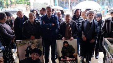 وقفة تضامنية في مدينة النبطية مع الأسرى في سجون الإحتلال .. وقفة تضامنية في مدينة النبطية مع الأسرى في سجون الإحتلال ..