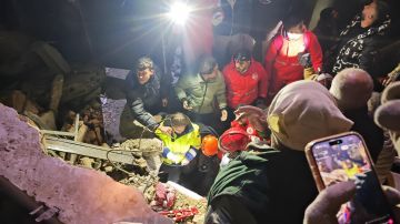 بالفيديو: لحظة انتشال جثة من تحت الأنقاض