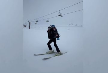 شاهد.. لبنانية تتزلج على الثلج في قمة جبل وهي حاملة ابنها على ظهرها