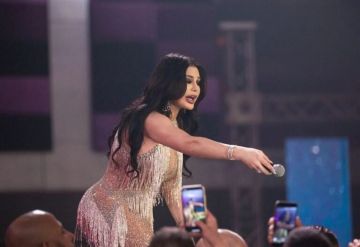 أوقفت الحفل.. شاهدوا ماذا فعلت هيفا وهبي خلال سهرتها في بيروت (فيديو) أوقفت الحفل.. شاهدوا ماذا فعلت هيفا وهبي خلال سهرتها في بيروت (فيديو)